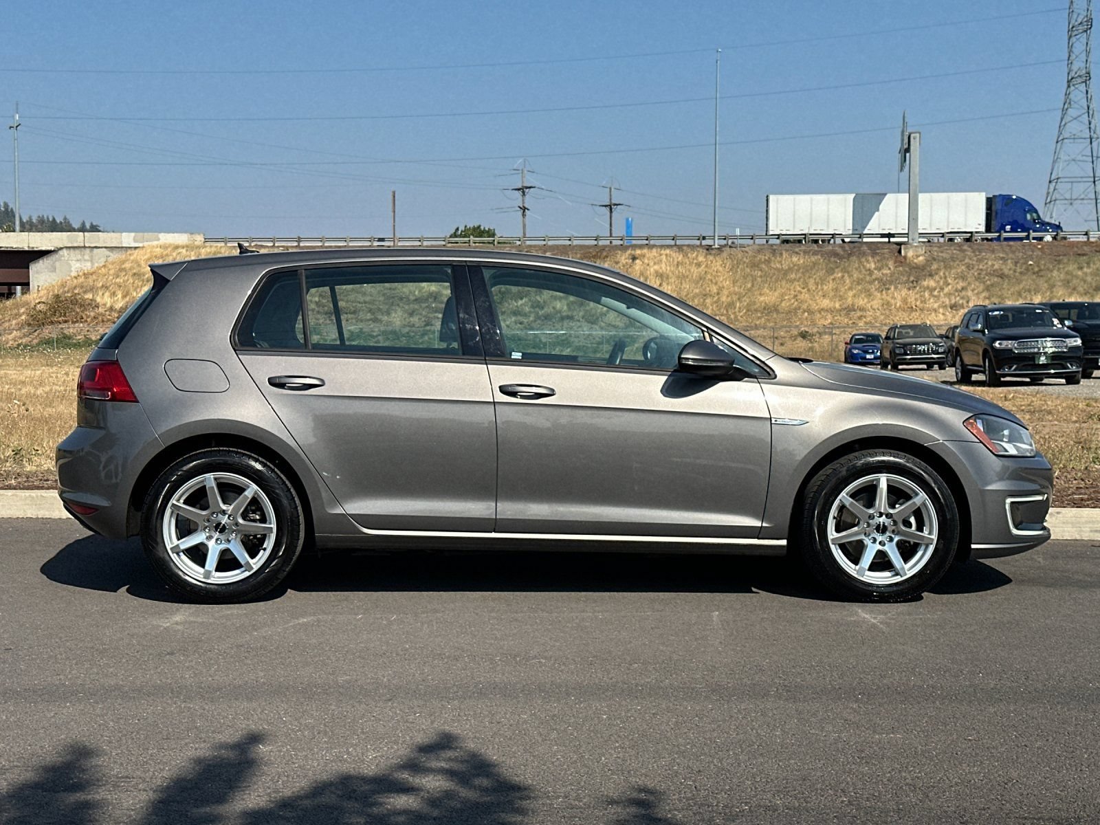 Used 2016 Volkswagen e-Golf SE w/ DC Fast Charging Package FWD image 2