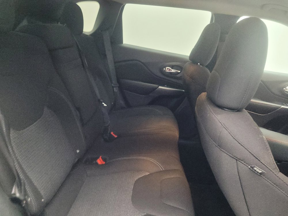 Used 2019 Jeep Cherokee Latitude w/ Popular Appearance Group FWD image 19