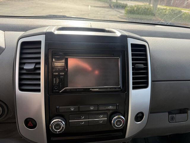 Used 2010 Nissan Frontier SE image 14