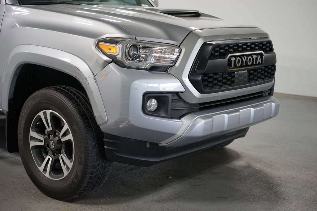 Used 2019 Toyota Tacoma TRD Sport AWD/4WD image 4