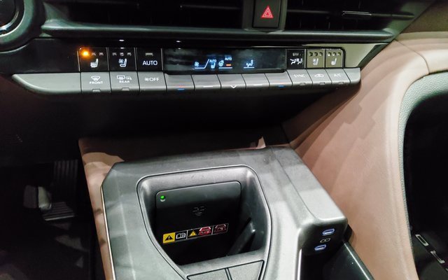 Used 2023 Toyota Crown Limited image 23