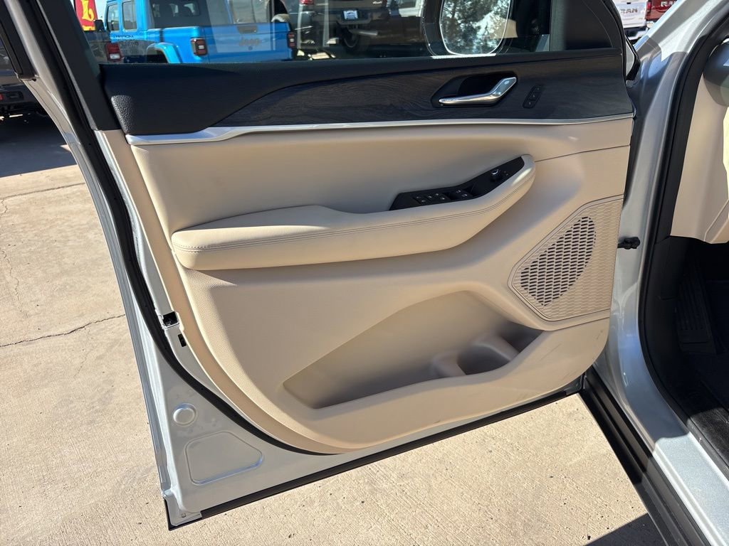 New 2025 Jeep Grand Cherokee L Limited w/ Black Appearance Package image 13