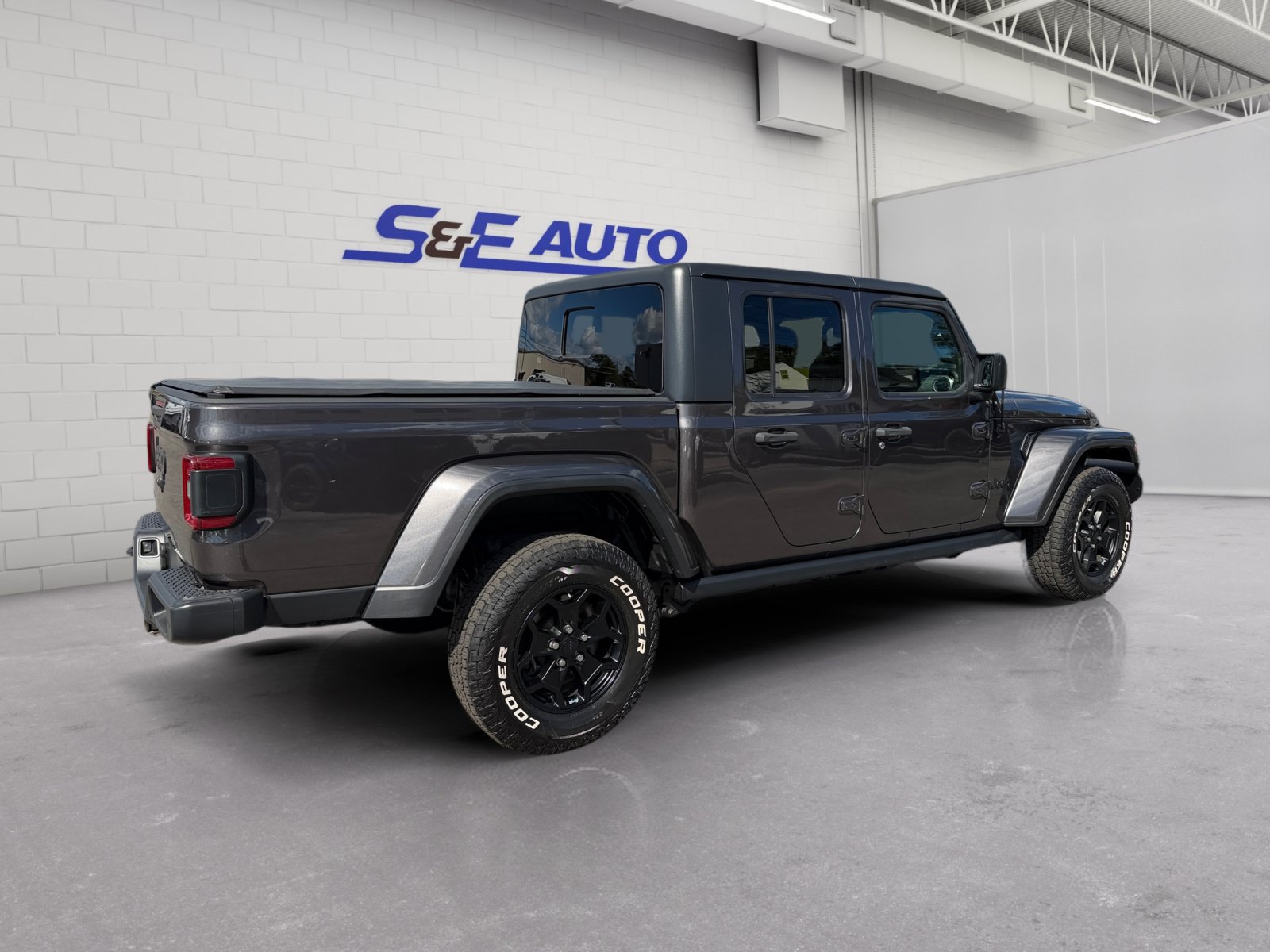 Used 2021 Jeep Gladiator Sport AWD/4WD image 4