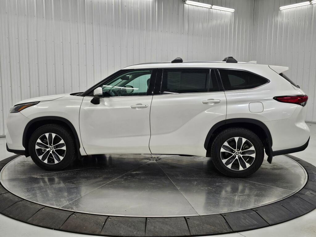 Used 2021 Toyota Highlander XLE image 2