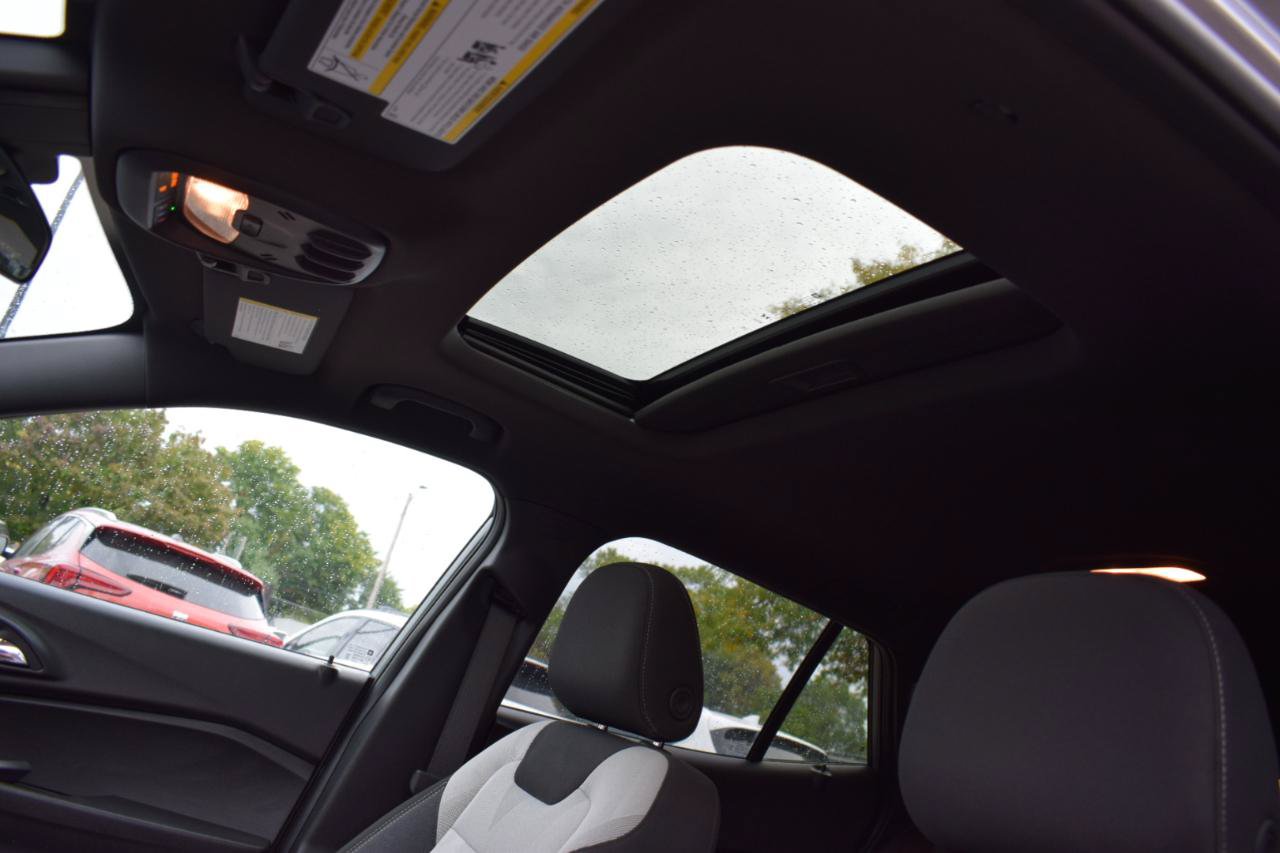 Used 2026 Chevrolet Trax RS w/ Sunroof Package FWD image 32