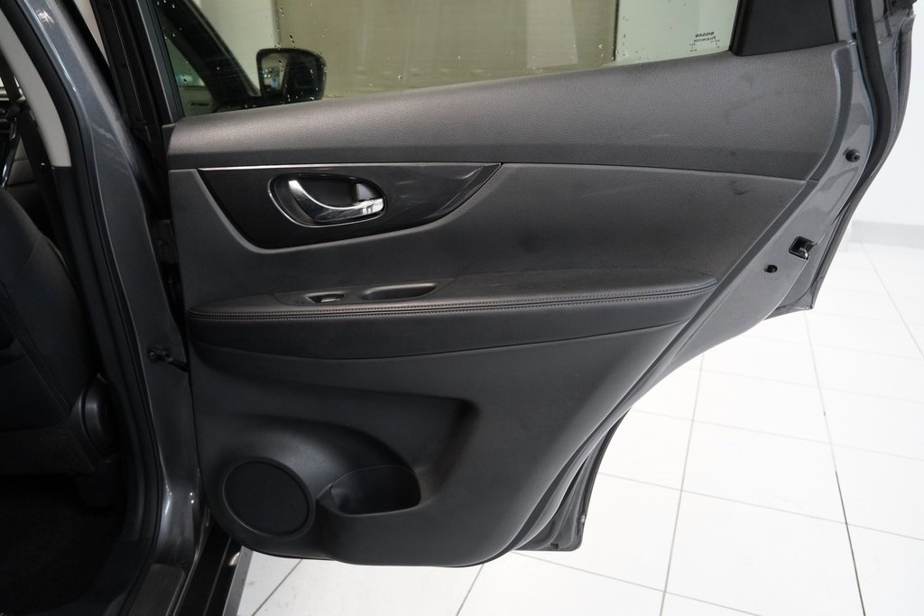 Used 2017 Nissan Rogue SV w/ Midnight Edition image 26