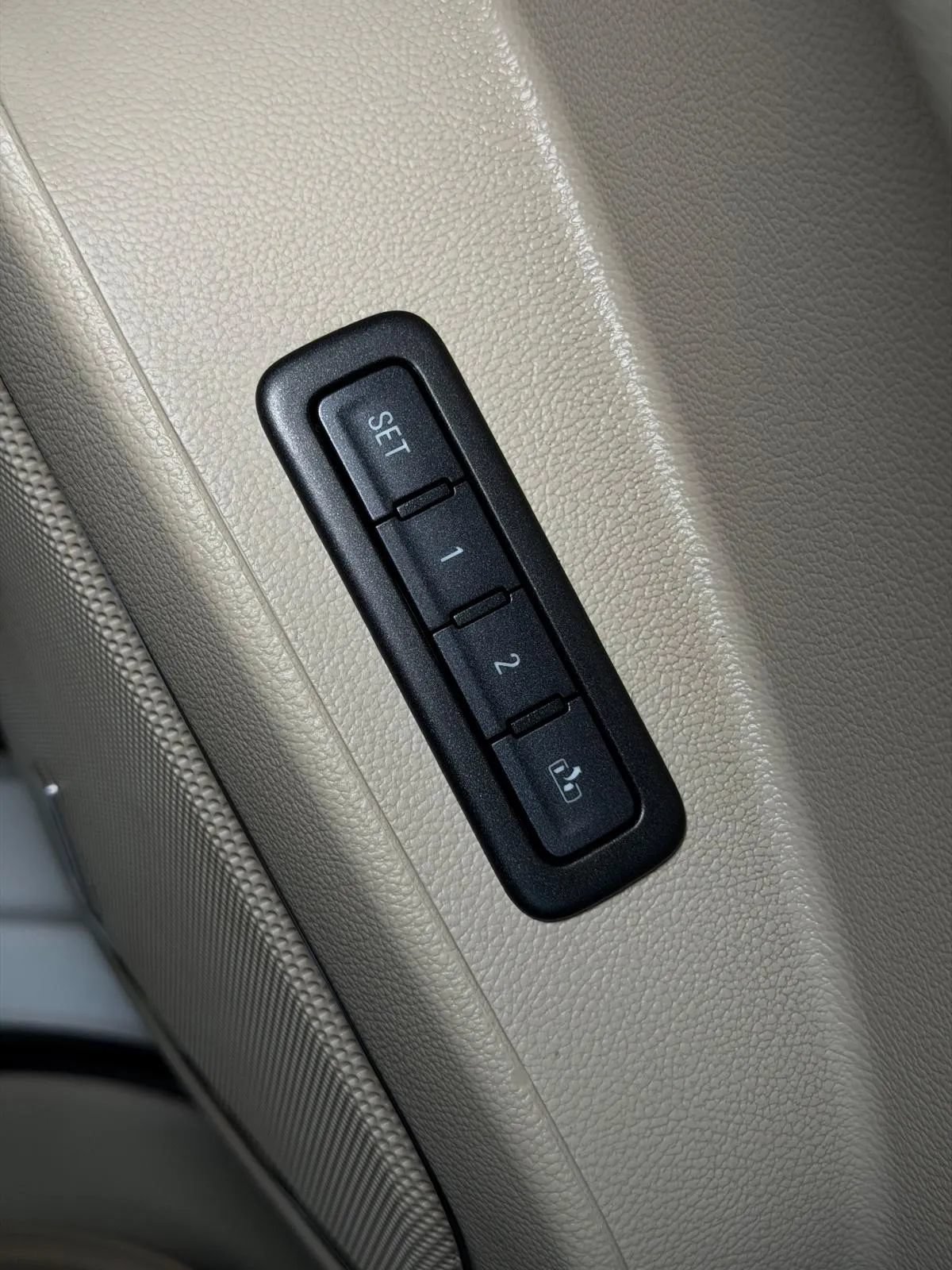 Used 2015 GMC Yukon Denali w/ Premium Package RWD image 34