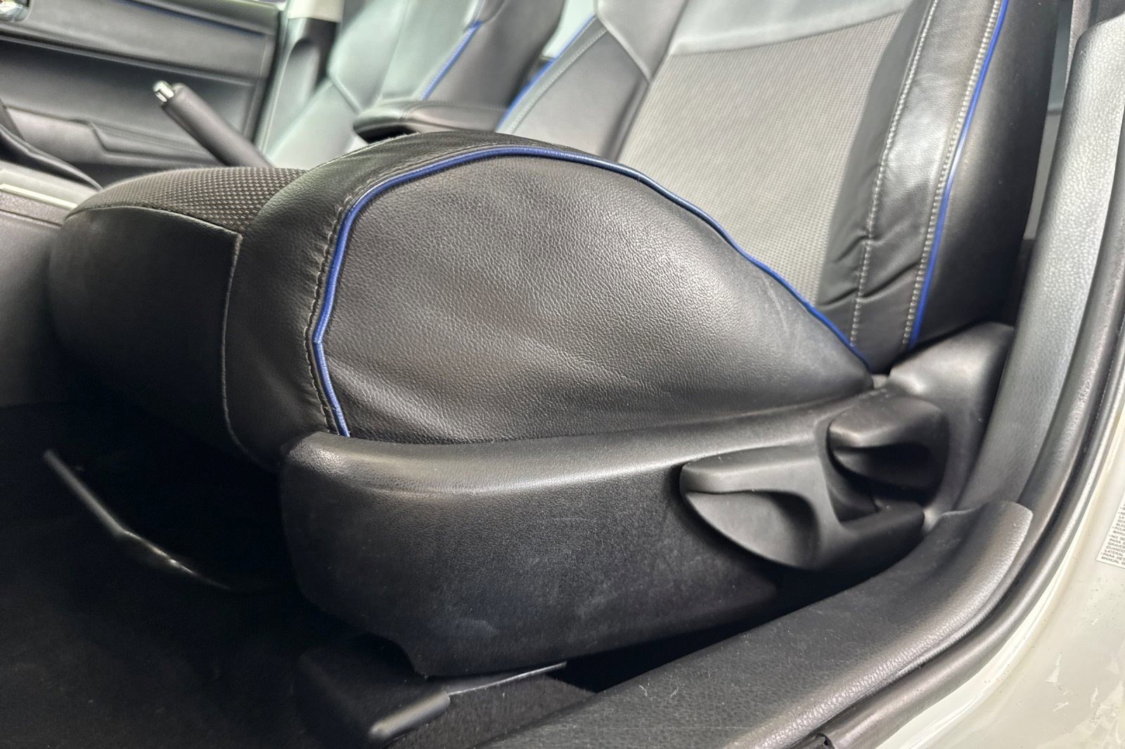 Used 2019 Toyota Corolla SE w/ Carpet Mat Package (TMS) FWD image 23