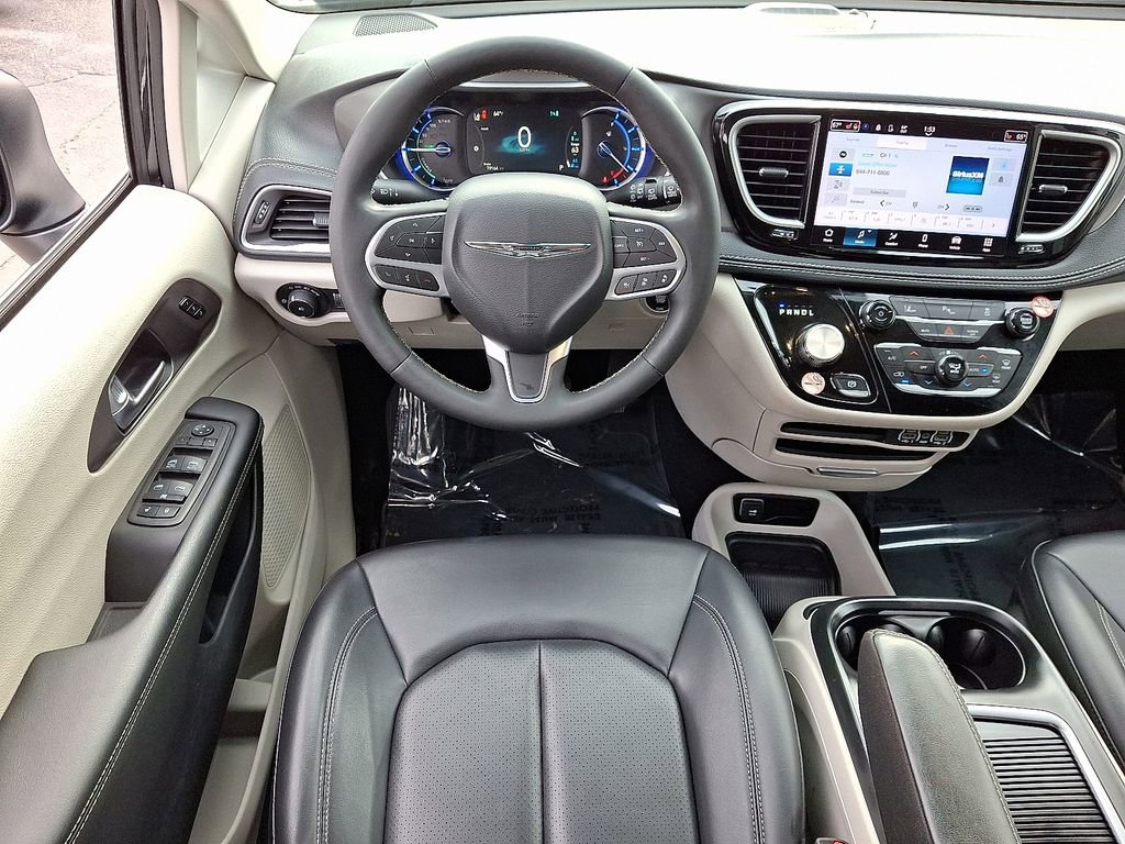 Used 2023 Chrysler Pacifica Touring-L image 12