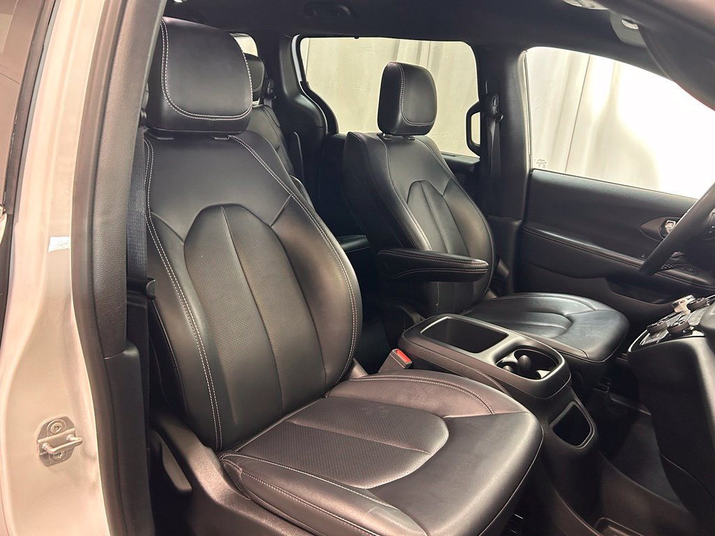 Used 2025 Chrysler Pacifica Select FWD image 24