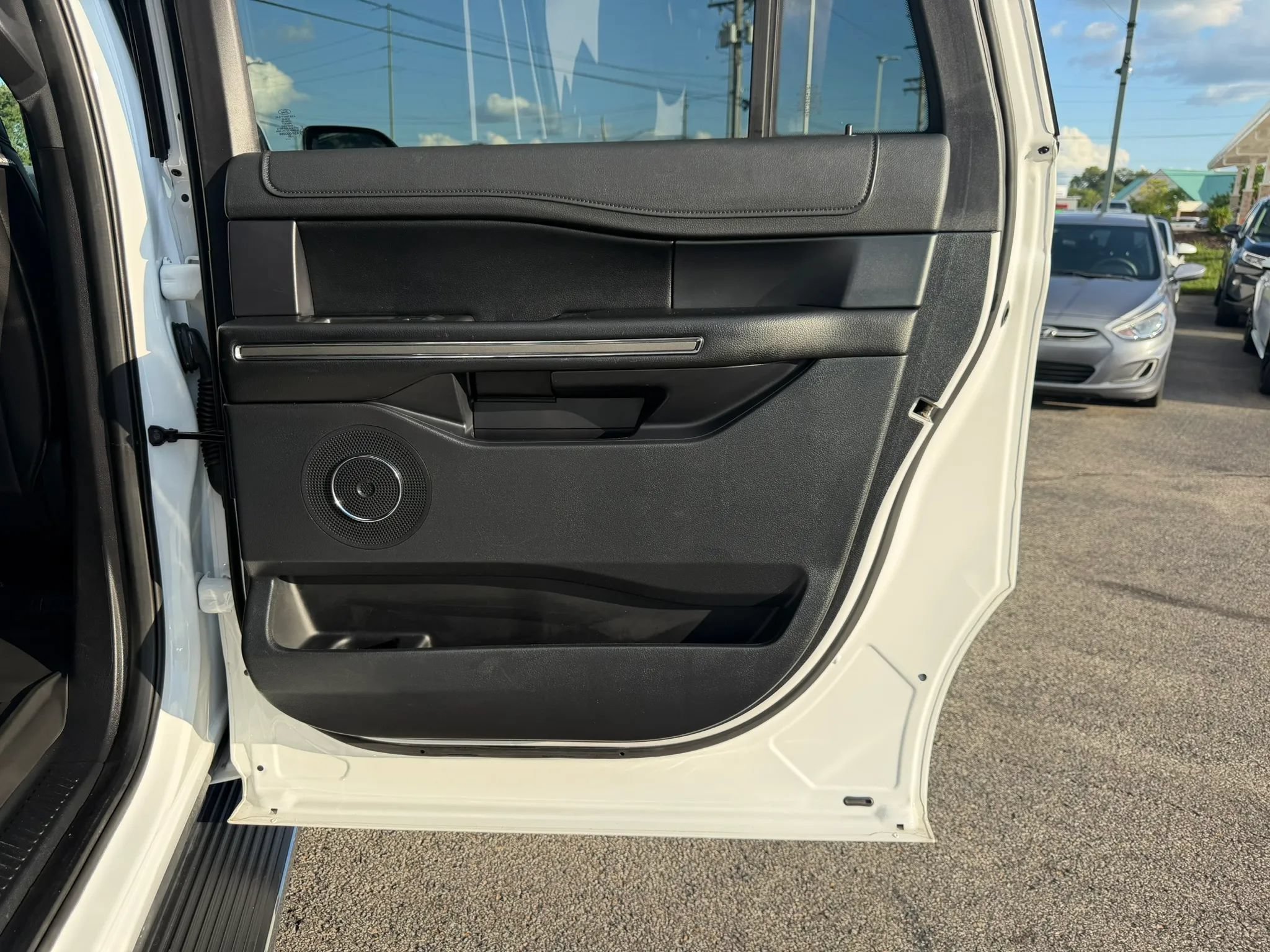 Used 2020 Ford Expedition Max XLT w/ Equipment Group 202A AWD/4WD image 32