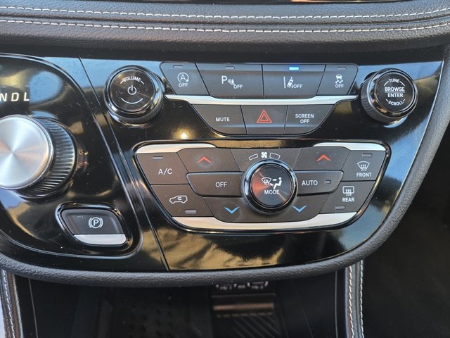 Used 2025 Chrysler Pacifica Limited image 13