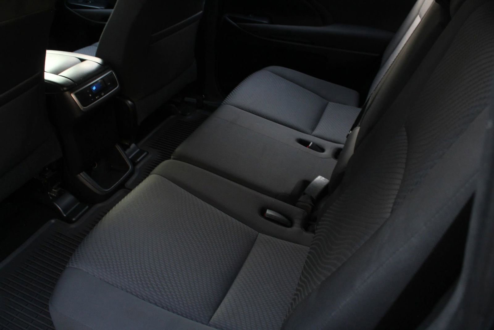 Used 2016 Toyota Highlander LE AWD/4WD image 19