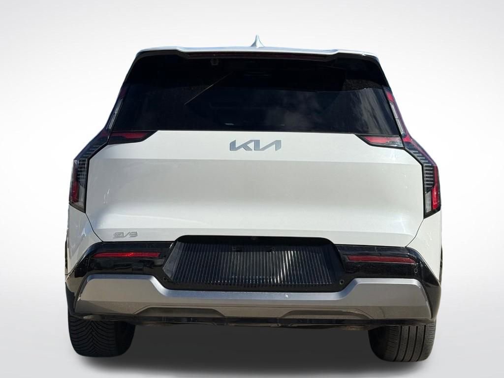 Used 2024 Kia EV9 Land image 5