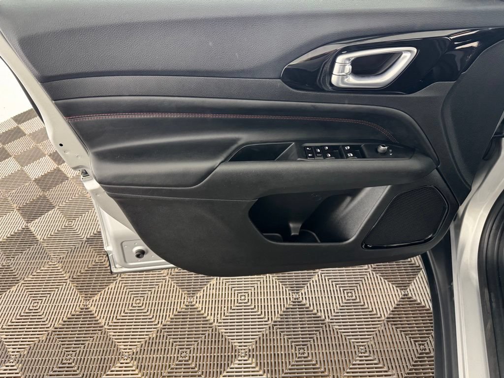 Used 2025 Jeep Compass Trailhawk AWD/4WD image 27