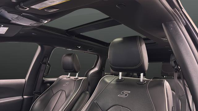 Used 2025 Chrysler Pacifica Limited image 12