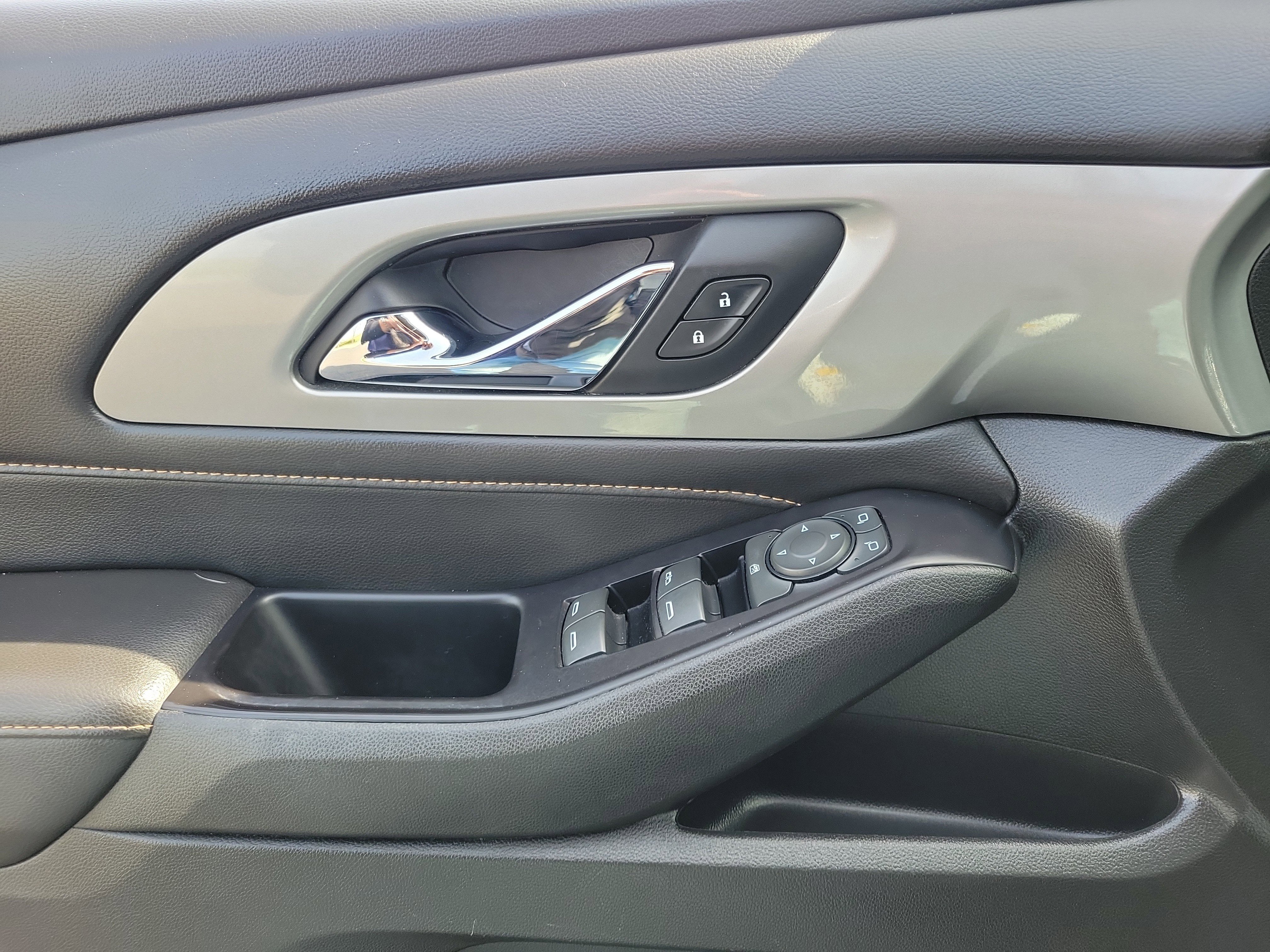 Used 2018 Chevrolet Traverse LT image 17