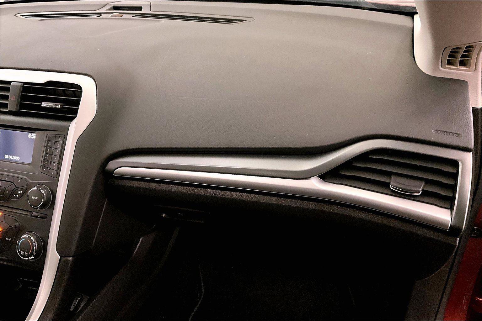 Used 2015 Ford Fusion SE image 16