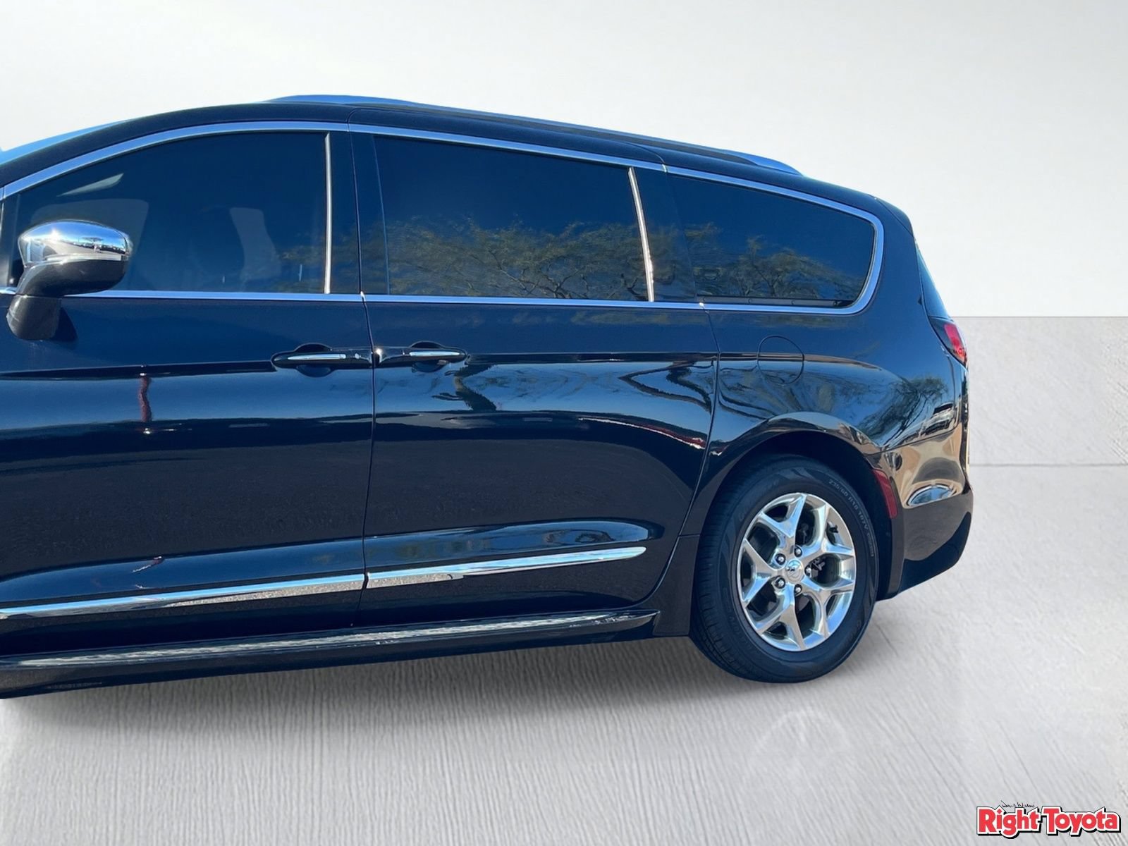 Used 2020 Chrysler Pacifica Limited FWD image 9