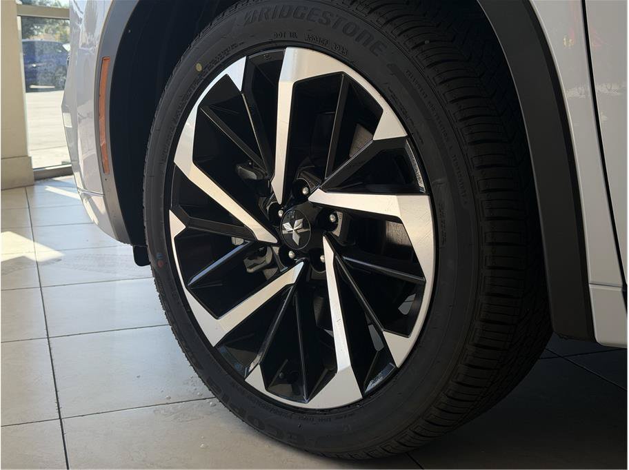Used 2025 Mitsubishi Outlander 4WD Plug-In Hybrid image 9