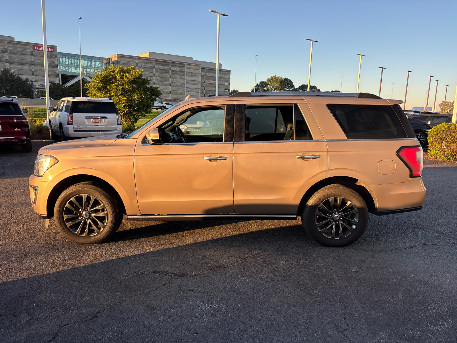 Used 2020 Ford Expedition Limited w/ Equipment Group 301A AWD/4WD image 4