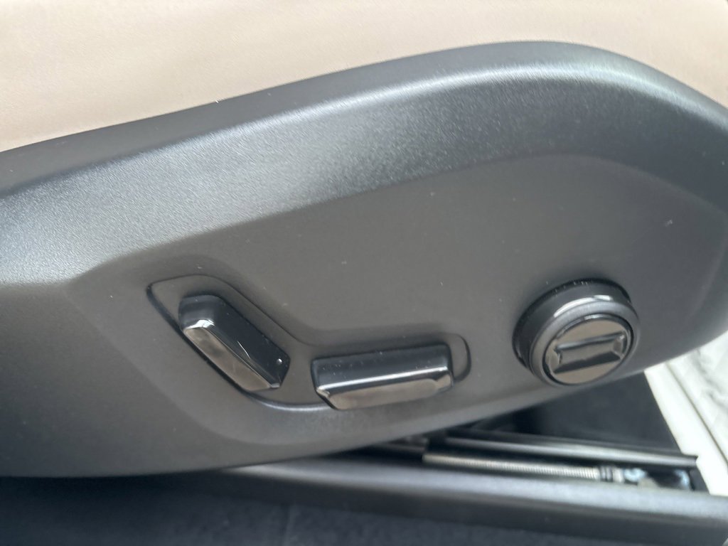 Certified 2025 Volvo XC90 B6 Plus image 44