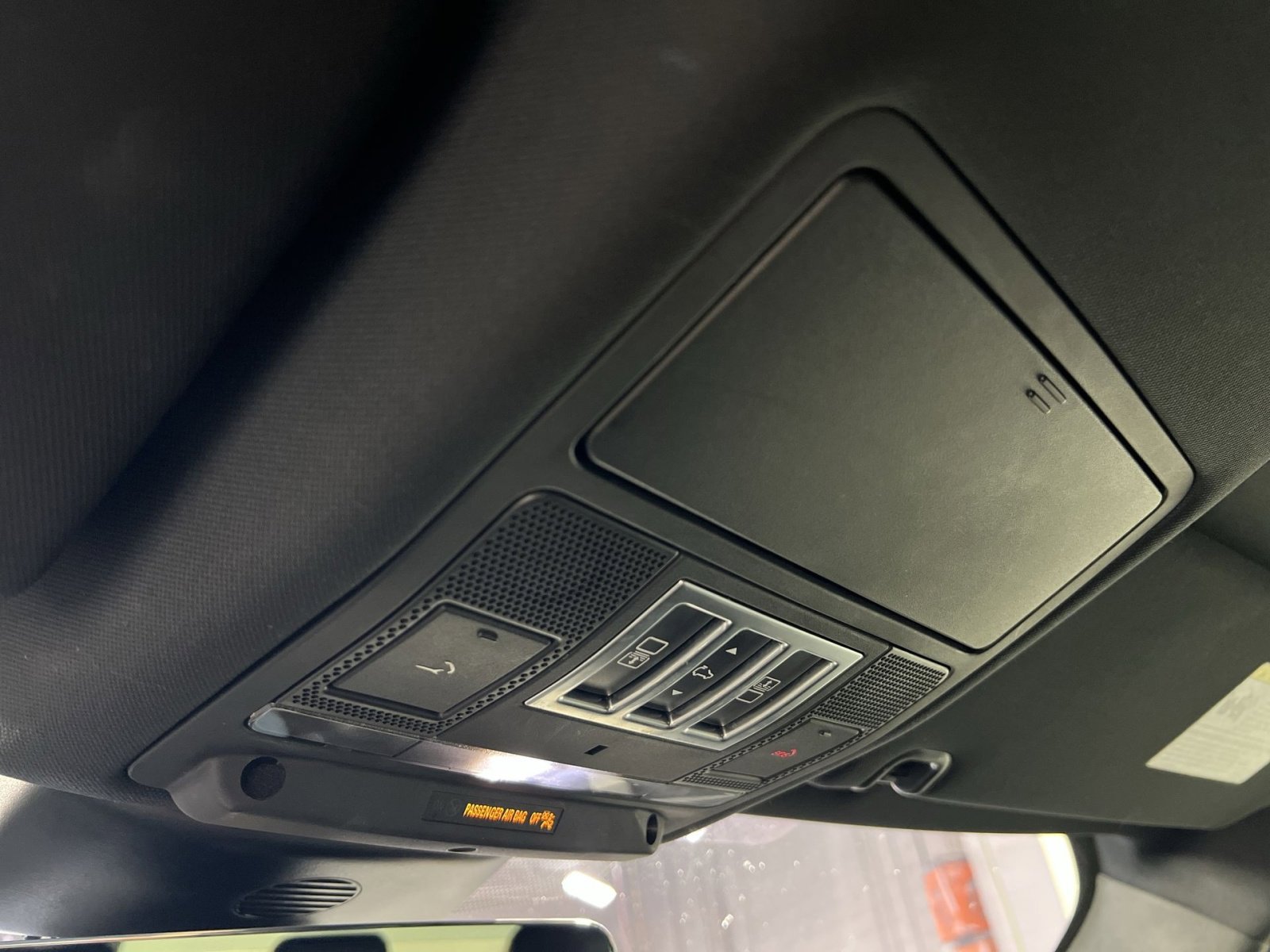 Used 2020 Land Rover Discovery HSE image 35