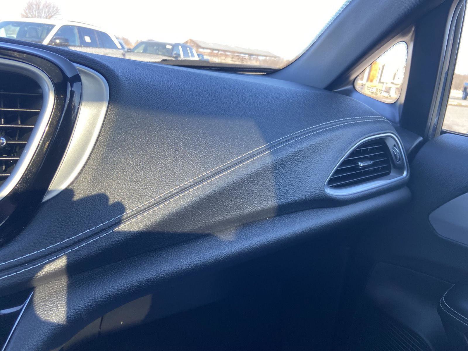 Used 2025 Chrysler Pacifica Limited image 55