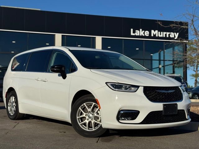 Used 2024 Chrysler Pacifica Touring-L image 1