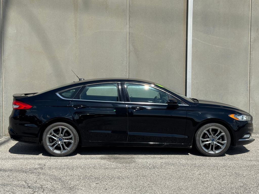 Used 2017 Ford Fusion SE w/ Equipment Group 201A FWD image 3