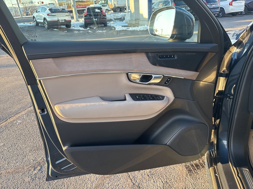 Certified 2025 Volvo XC90 B6 Plus image 17