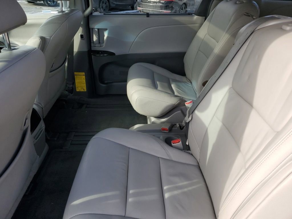 Used 2015 Toyota Sienna XLE image 24