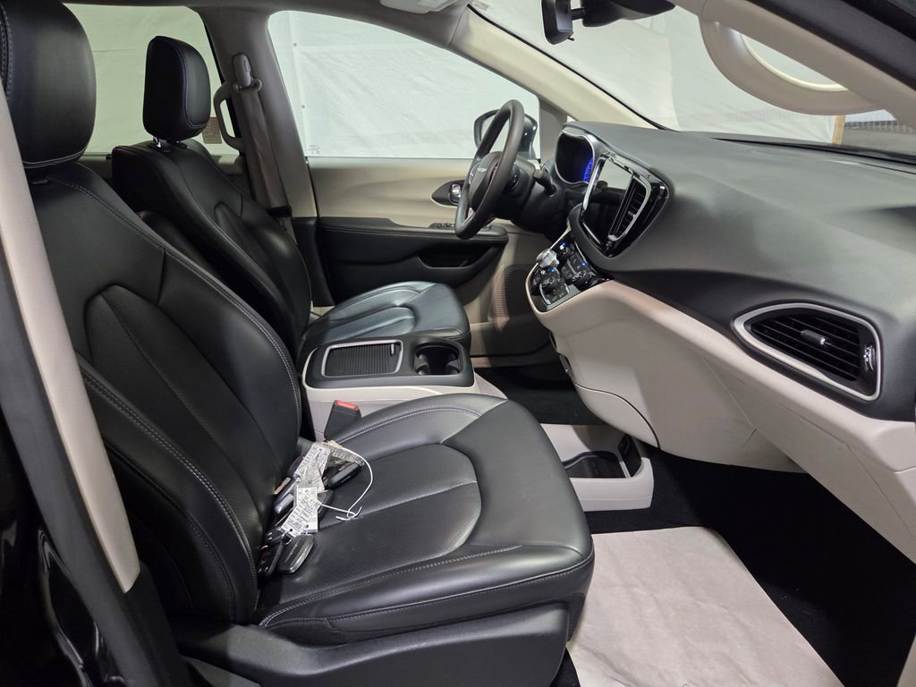 Used 2023 Chrysler Pacifica Touring-L image 18