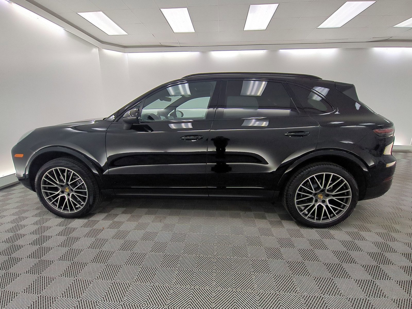 Certified 2023 Porsche Cayenne Platinum Edition image 2