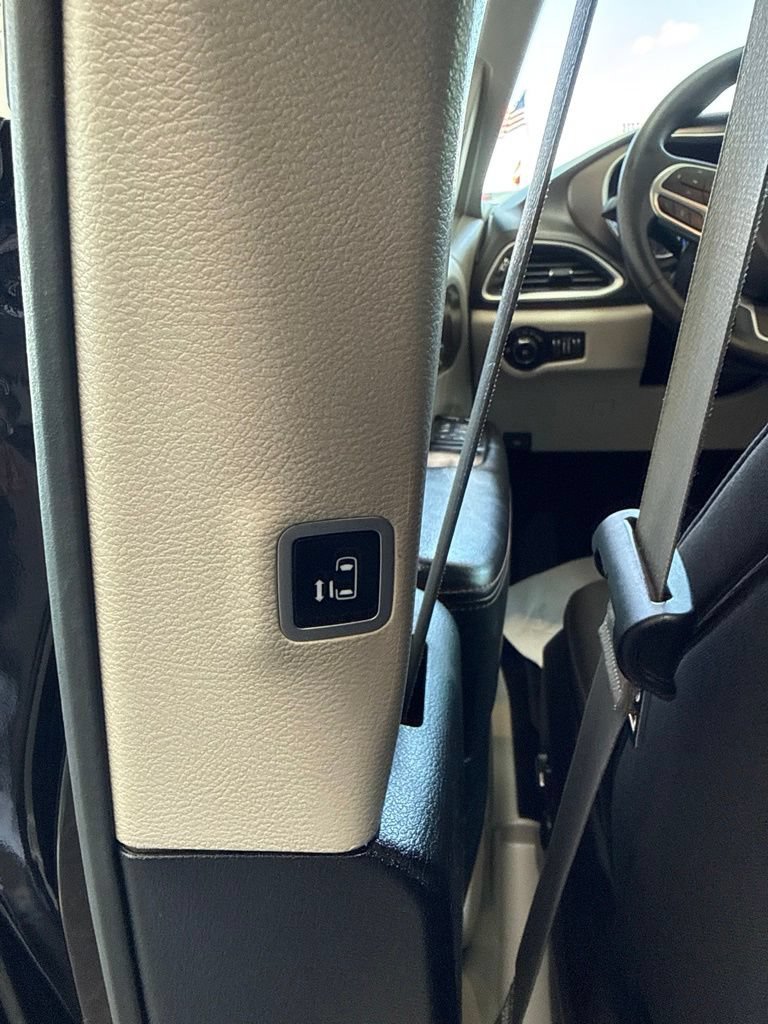 Used 2019 Chrysler Pacifica Touring Plus w/ Tire & Wheel Group FWD image 19