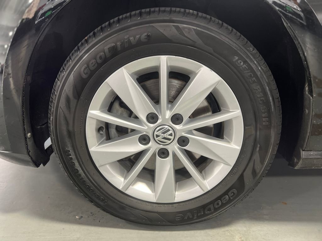 Used 2015 Volkswagen Golf S image 9