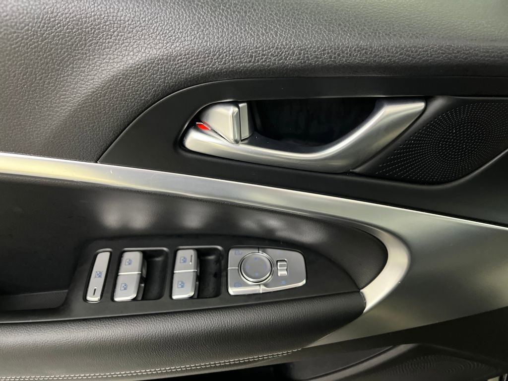 Used 2025 Genesis G70 2.5T image 50