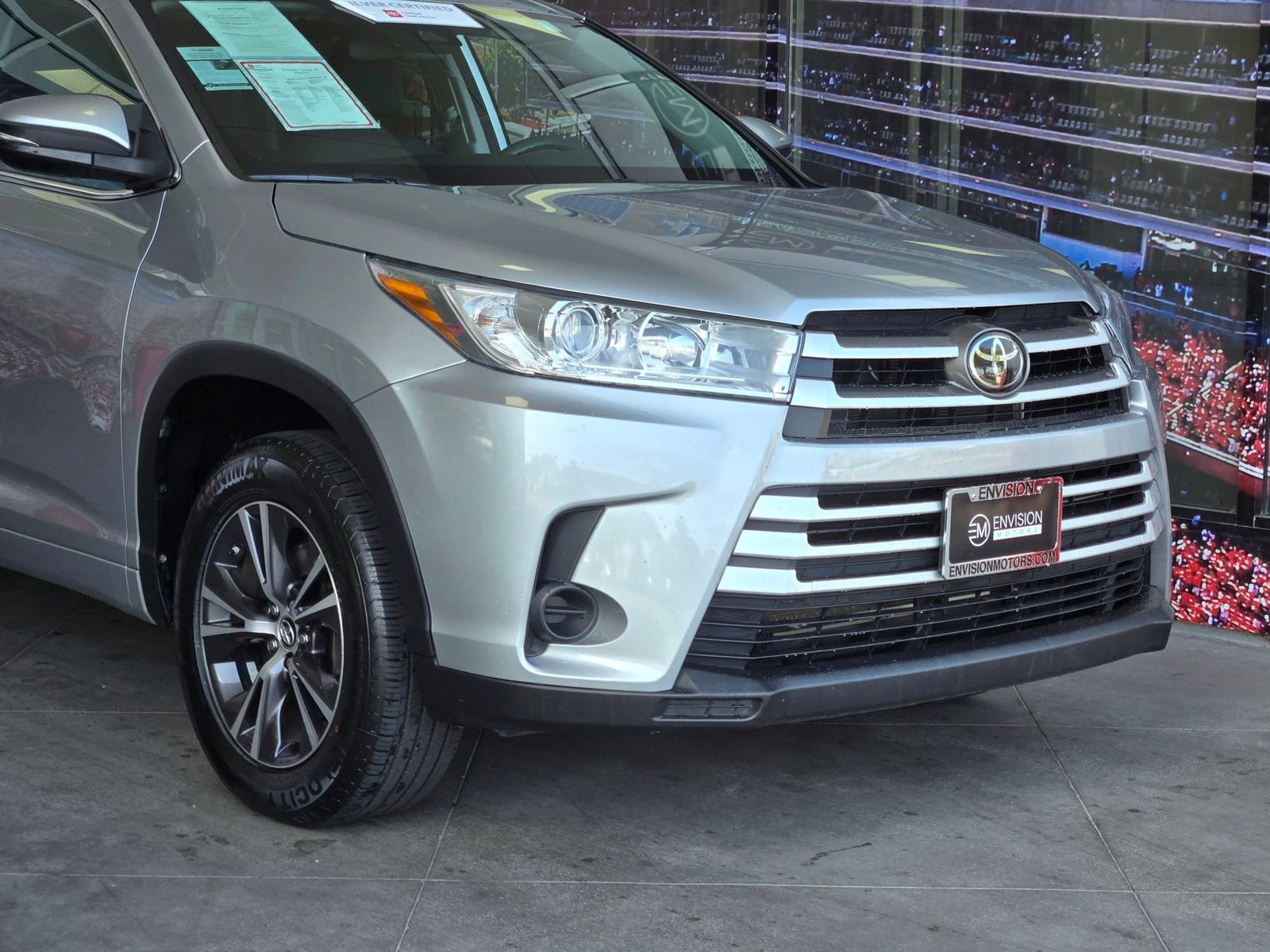 Certified 2018 Toyota Highlander LE w/ Carpet Mat Package (TMS) FWD image 2
