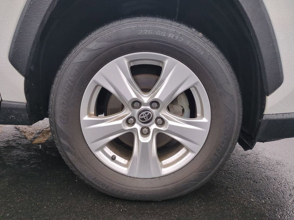 Used 2021 Toyota RAV4 XLE image 11