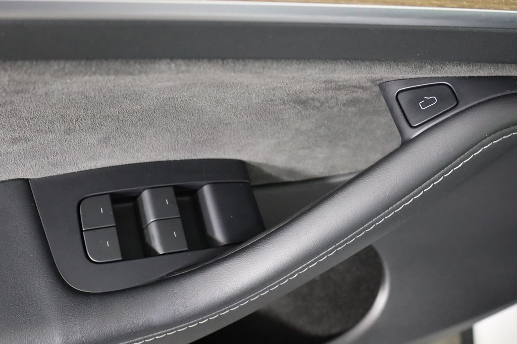 Used 2023 Tesla Model Y Performance AWD/4WD image 18