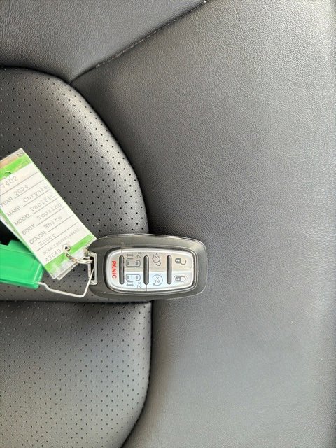 Used 2024 Chrysler Pacifica Touring-L image 36