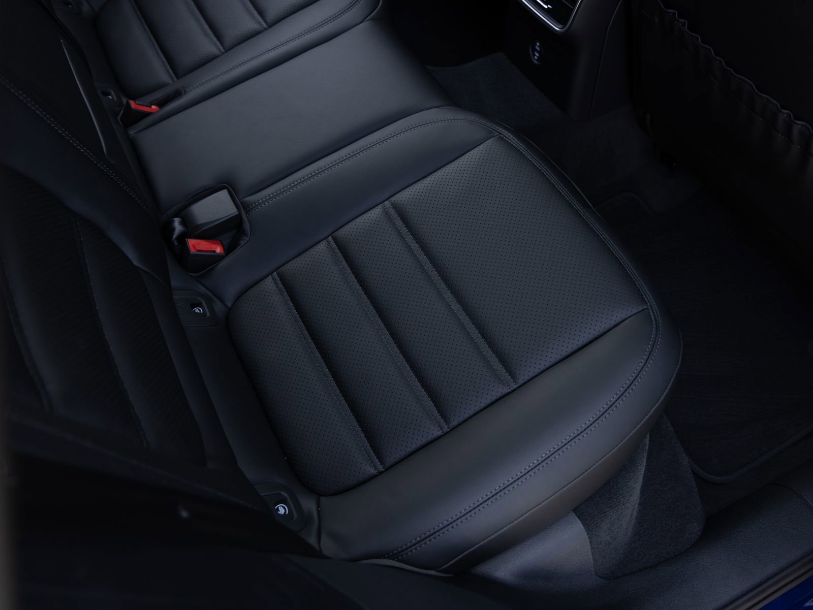 Certified 2025 Porsche Macan image 38