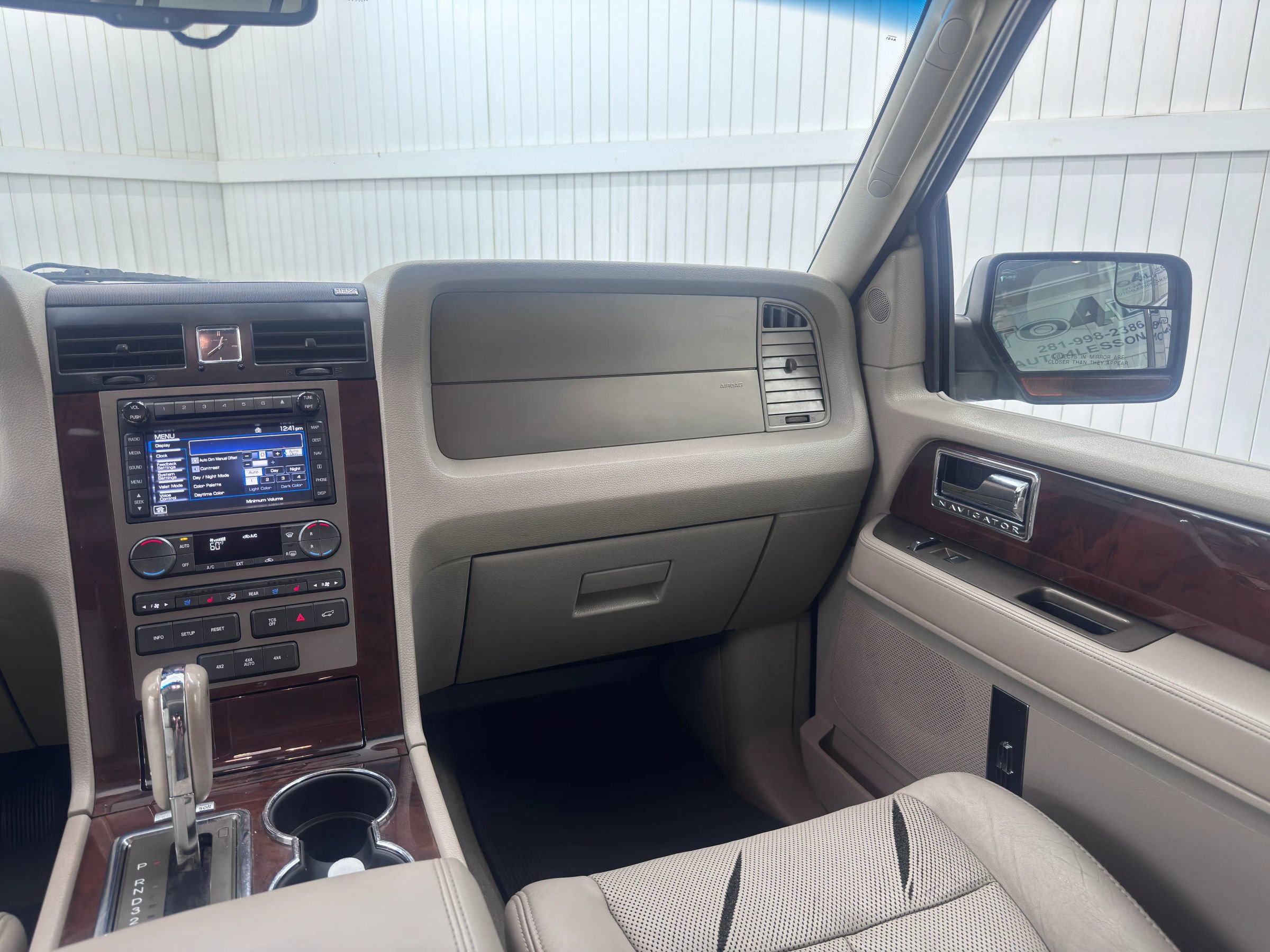 Used 2014 Lincoln Navigator 4WD image 17