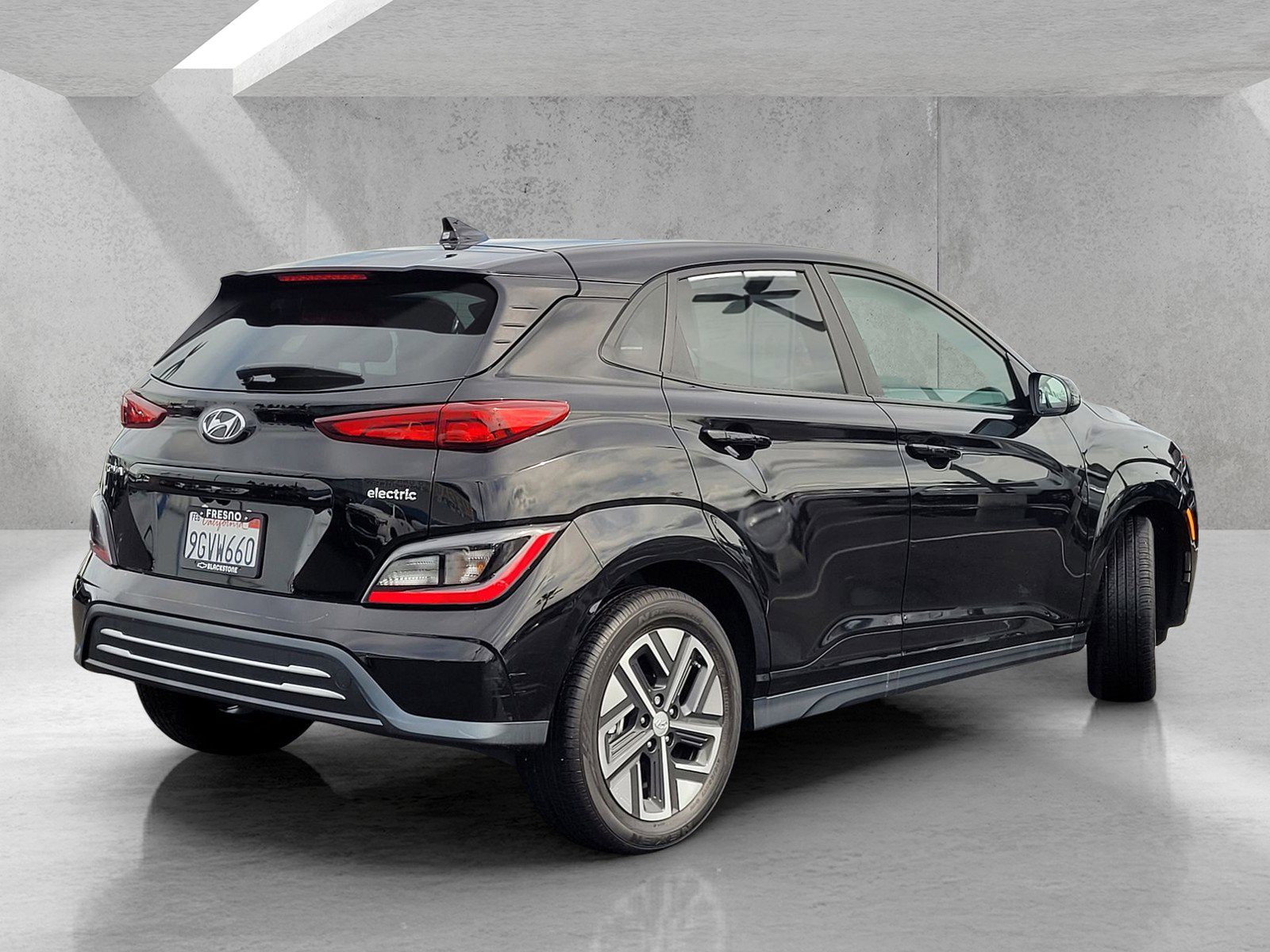 Used 2023 Hyundai Kona SE image 4