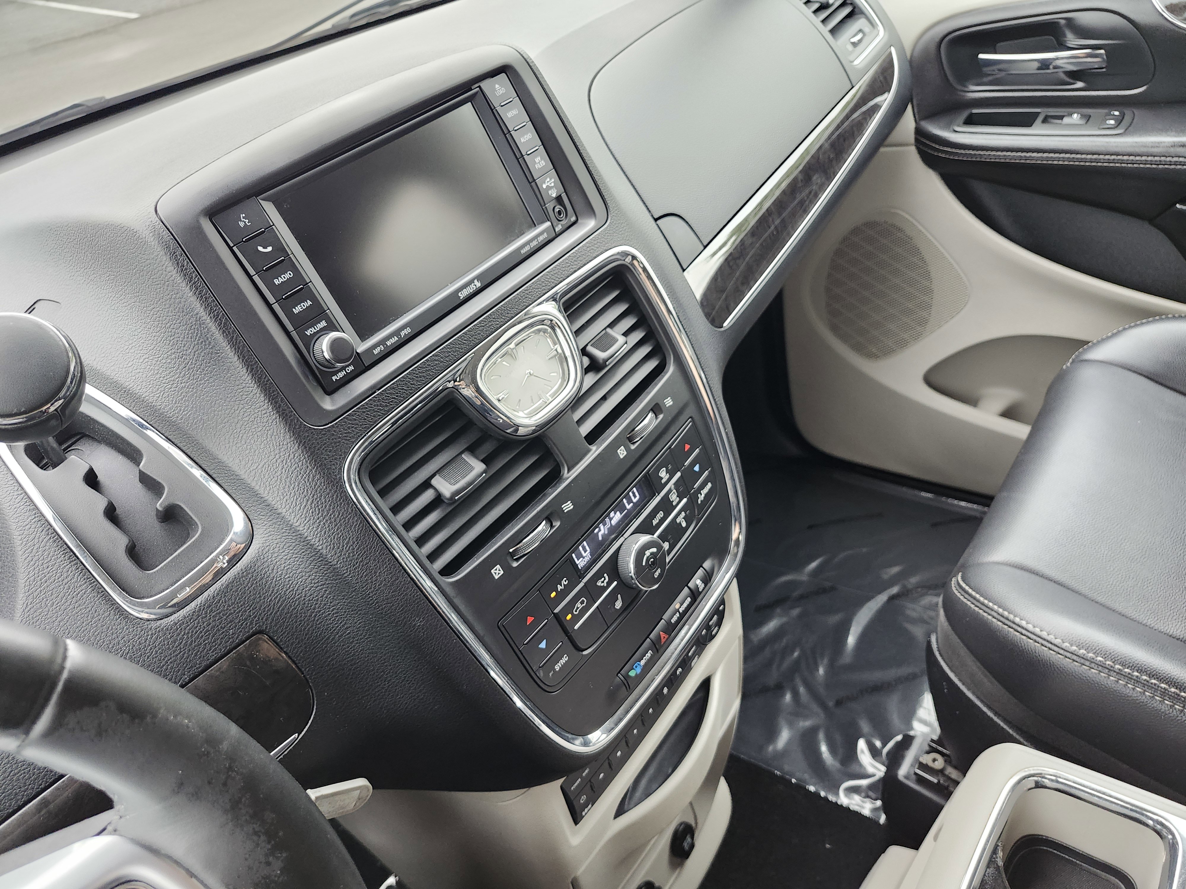Used 2011 Chrysler Town & Country Touring-L w/ Entertainment Group #2 FWD image 27