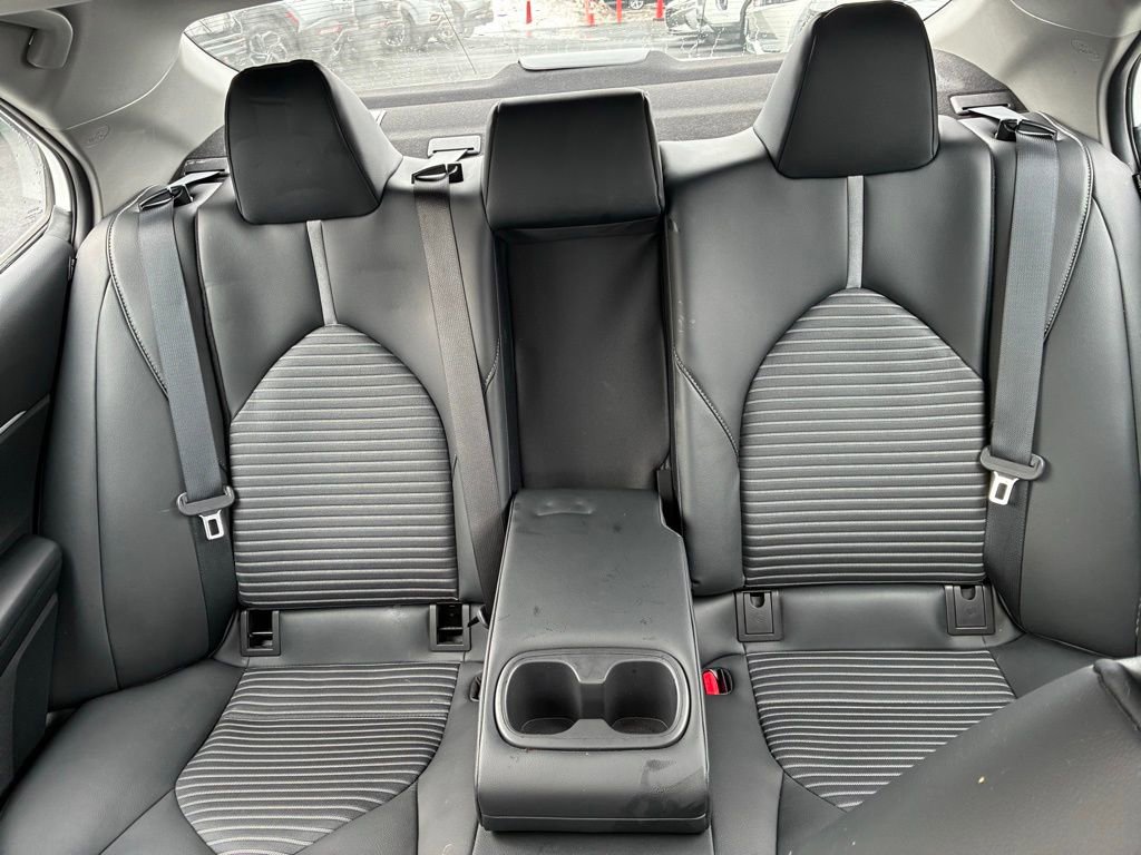 Used 2020 Toyota Camry SE w/ Sunroof Package image 15