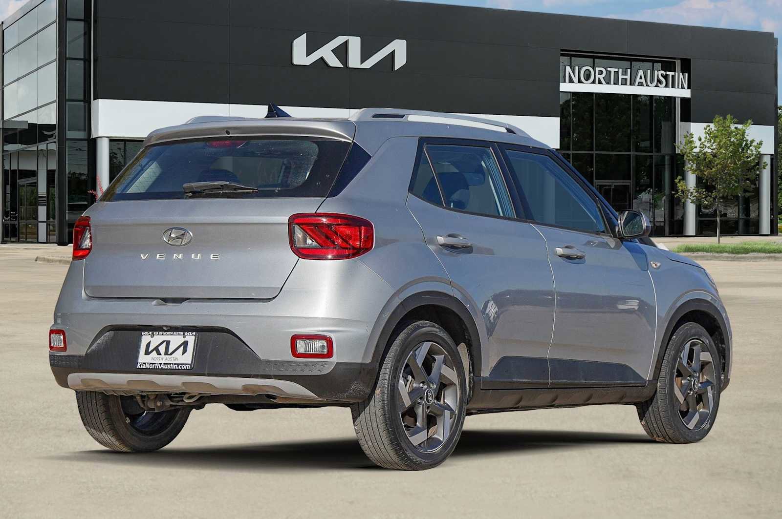 Used 2022 Hyundai Venue SEL image 6