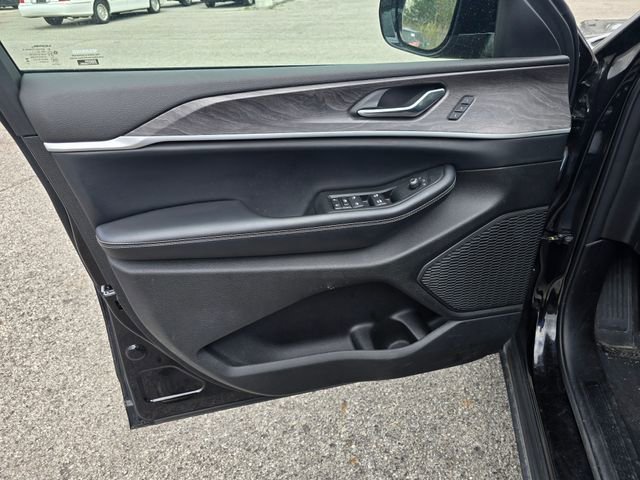 Used 2024 Jeep Grand Cherokee L Limited w/ Black Appearance Package image 9