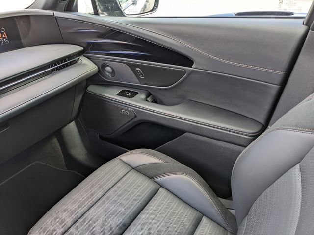 Used 2025 Lincoln Nautilus Reserve w/ Jet Appearance Package image 17