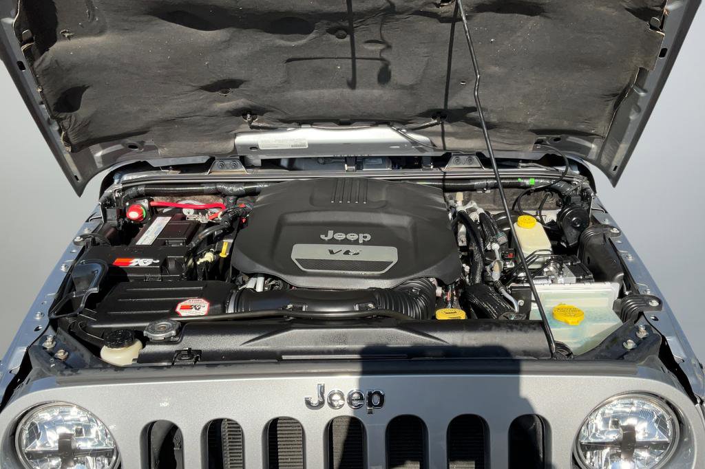 Used 2015 Jeep Wrangler Unlimited Rubicon w/ Connectivity Group image 23